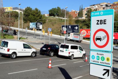 Senyal instal·lat a la ronda de Dalt a l’Hospitalet de Llobregat.