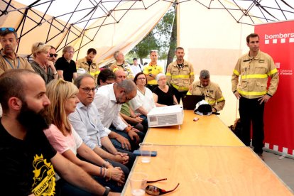 Torra y el conseller Buch este jueves en el centro de mando del dispositivo del incendio de Ribera d'Ebre.