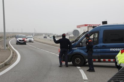 Mossos y policías locales coordinarán los controles para cumplir el confinamiento municipal. 