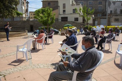 L’alcalde en una reunió amb veïns de Castellserà.