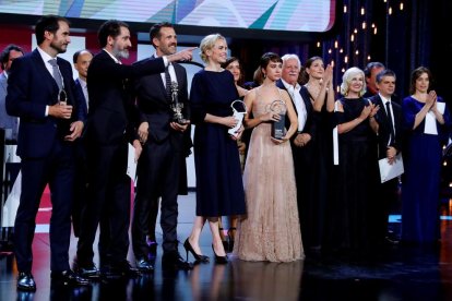 Los directores de ‘La trinchera infinita’ y las actrices Nina Hoss y Greta Fernández con sus premios.