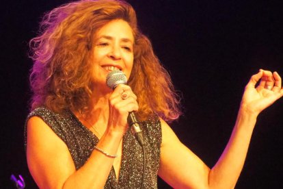 La cantante Bévinda abrió el festival Interfado de Lleida.