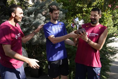 Tomic entrega el premi a Mirotic davant la presència del jugador de Tàrrega Pierre Oriola.