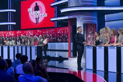 Jesús Vázquez conversa con un grupo de participantes.