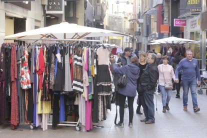 El Eix, lleno de paradas en el último día del Mercat de les Rebaixes. 