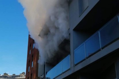  El incendio afectó un dúplex de la calle Portal d’Andorra de La Seu. 