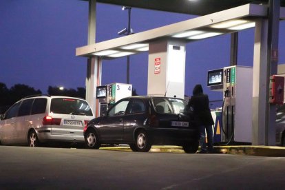 Conductors es proveeixen en una gasolinera del polígon industrial El Segre de Lleida, en una imatge d’arxiu.