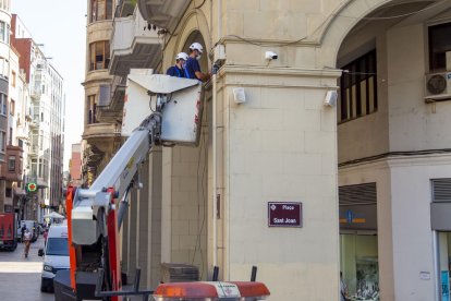 Foto de la instal·lació de les noves càmeres de vigilància de l’Eix.