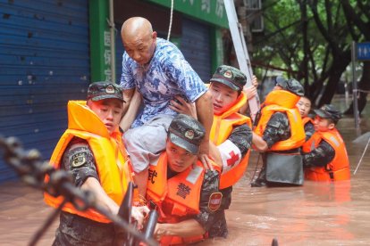 Els equips de rescat continuen treballant a la zona de les inundacions, a la província de Henan.