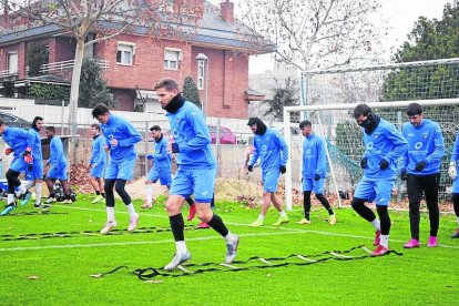 Los jugadores del Lleida haciendo uno de los ejercicios ayer en el campo Annex.