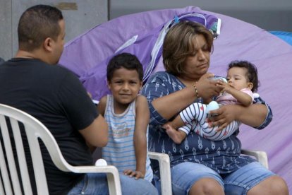 Una familia explica sus dificultades, en Badalona. 