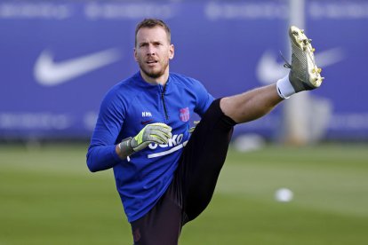 El guardameta brasileño Neto ayer durante la sesión de entrenamiento del equipo barcelonista.