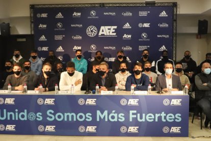 La totalidad de la plantilla del Lleida, junto a dos miembros de AFE, durante la rueda de prensa que ofrecieron ayer.