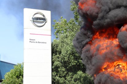 Les flames de pneumàtics cremats en les protestes a Nissan.