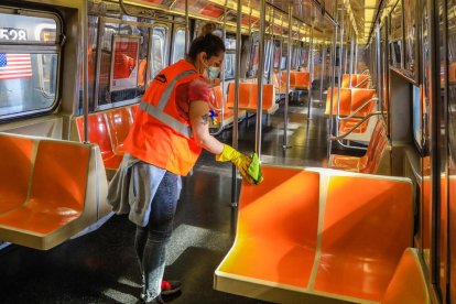 Una operaria realiza una desinfección en el metro de Nueva York.