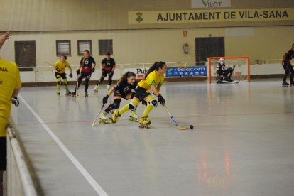 Una jugada del partido de ayer entre el Vilanova y el Vila-sana.