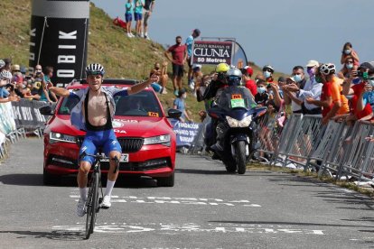 El ciclista belga en el moment de creuar la línia de meta.