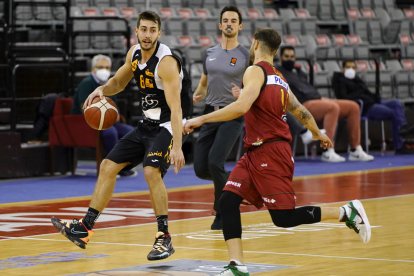 Adrián Chapela, uno de los más destacados del Força Lleida, lidera el ataque ante Christian Díaz.