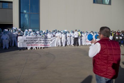 Uns 250 dels 600 treballadors es van concentrar ahir davant Avidel per rebutjar la vaga convocada la setmana que ve.