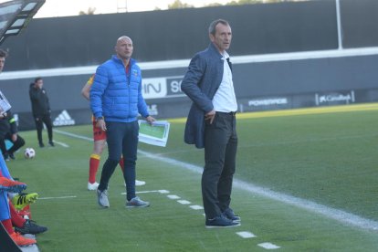 Joan Carles Oliva observa des de la banda el seu equip diumenge passat davant del València Mestalla.