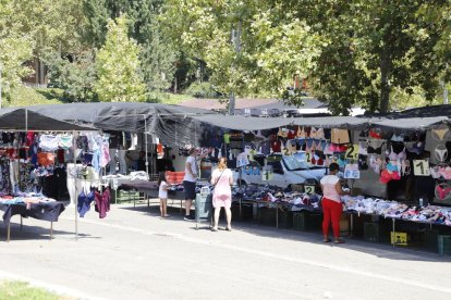 Mercadillo - La roba torna als mercadillos de Camp d’Esports i Barris Nord, i la Paeria facilitarà als paradistes l’accés a ajuts.