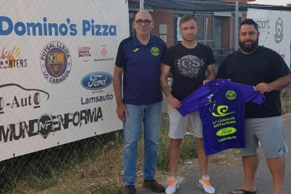 Alin Leru, entre dos directivos del Futsal Lleida Lo Caragol.