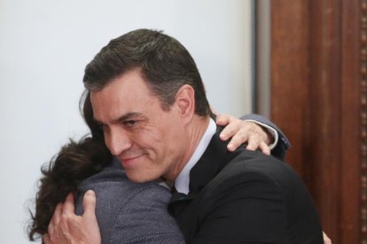 Sánchez i Iglesias van escenificar ahir amb una altra abraçada el seu acord programàtic de coalició.