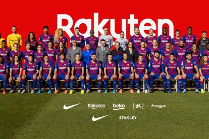 Fotografia paritària - El FC Barcelona va fer ahir la fotografia oficial de la temporada, en la qual van posar junts els jugadors i tècnics tant de la primera plantilla femenina com de la masculina. Entre els dos entrenadors, Ernesto Valverde i e ...