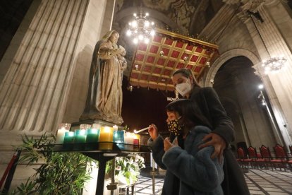 La Catedral de Lleida acogió ayer homenajes en ‘petit comité’ de leridanos que quisieron celebrar la festividad de la Mare de Déu del Blau con flores y velas. 