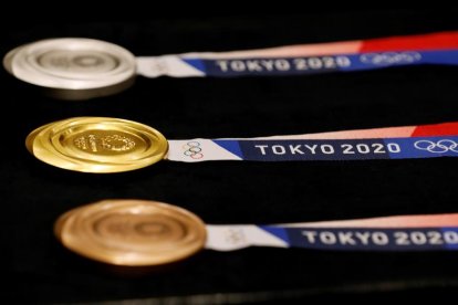 Tokio muestra las medallas hechas con móviles reciclados