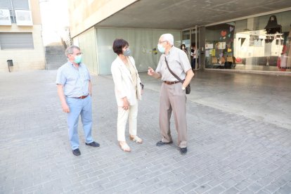 L’edil Montse Pifarré amb membres de l’ens veïnal de l’Ereta.