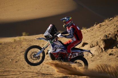 Jaume Betriu durant la disputa de la segona etapa del Ral·li Dakar, al desert de l’Aràbia Saudita.