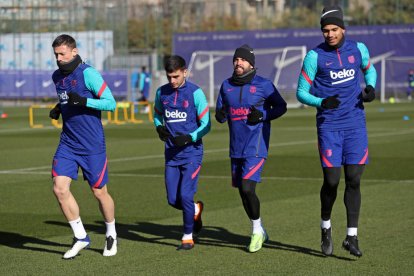 Els jugadors del Barça van completar ahir una sessió de recuperació després del partit a Osca.