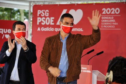 Pedro Sánchez, en un míting amb el candidat a la Xunta pel PSdeG-PSOE, Gonzalo Caballero.