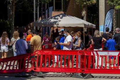 Colas ante el pabellón Onze de Setembre de Lleida para recibir la vacuna.