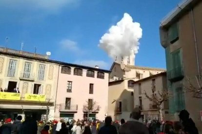 Els serveis mèdics atenen un dels ferits en l’explosió del campanar de Centelles.