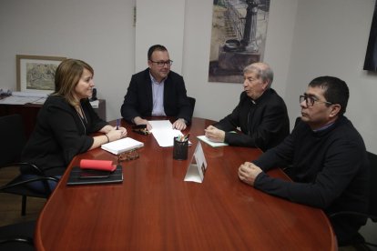 Pujol, Gilart, Giménez i el mossèn d’Alpicat durant la reunió.