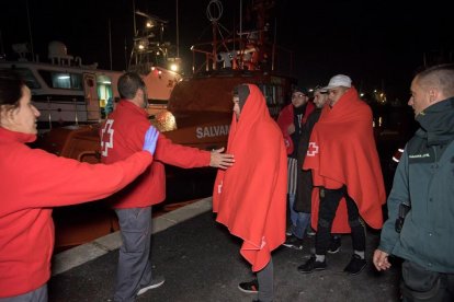 Inmigrantes rescatados de una patera el sábado en Motril.