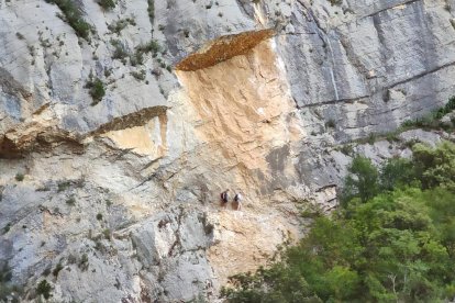 Turistes creuant pel congost malgrat estar tancat l’accés.