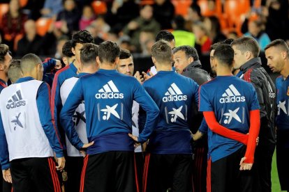 Luis Enrique charla con sus jugadores ayer en el entrenamiento.