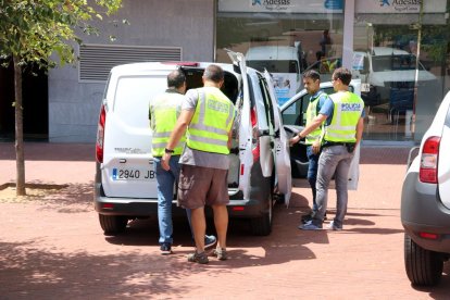 Agentes de la policía científica frente al domicilio donde han ocurrido los hechos.