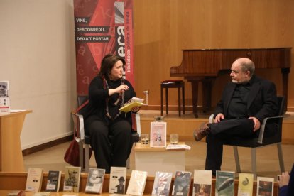 Ferran Sáez desvela en la Biblioteca Pública sus libros imprescindibles