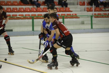 Oriol Vives pugna con Pol Manrubia, que marcó tres goles.