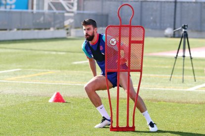 Gerard Piqué, ahir durant la sessió d’entrenament que va fer en solitari.