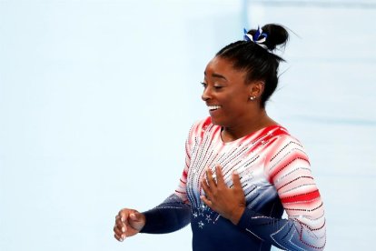 Simone Biles guanya el bronze en barra entre ovacions