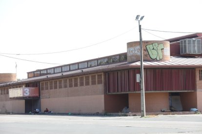 Imagen del exterior del pabellón cuando sirvió de albergue durante el verano.