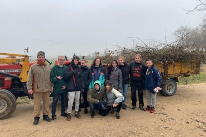 Voluntarios retiran basura de la acequia del canal d’Urgell en Juneda