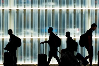 Pasajeros en el aeropuerto del Prat.