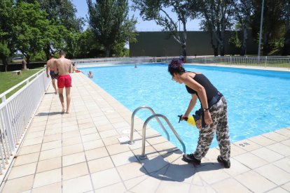 Una empleada desinfecta les escales el primer dia d’obertura de les piscines de Sucs.