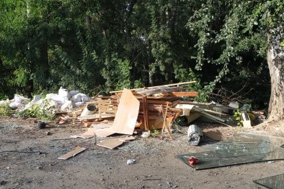 Vertido en la cuarta acequia denunciado a los agentes rurales. 